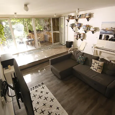 Large 120m With Garden And Cat Near Zoo